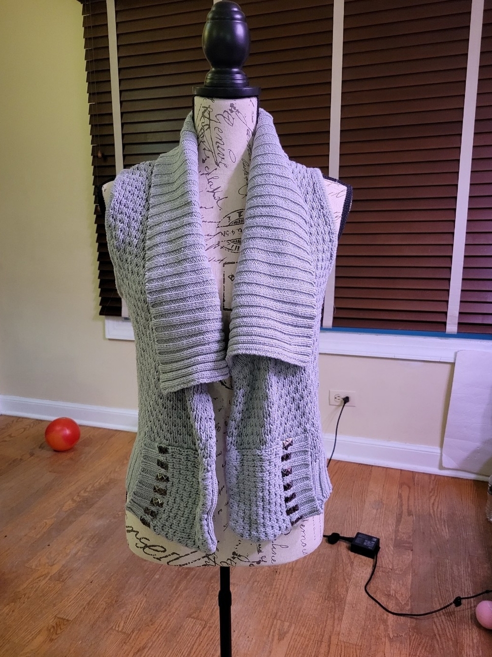 Daytrip Vintage Y2K Light Gray Open-Front Knit Sweater Vest with Shawl Collar